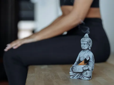 Yogakvinde og buddhafigur