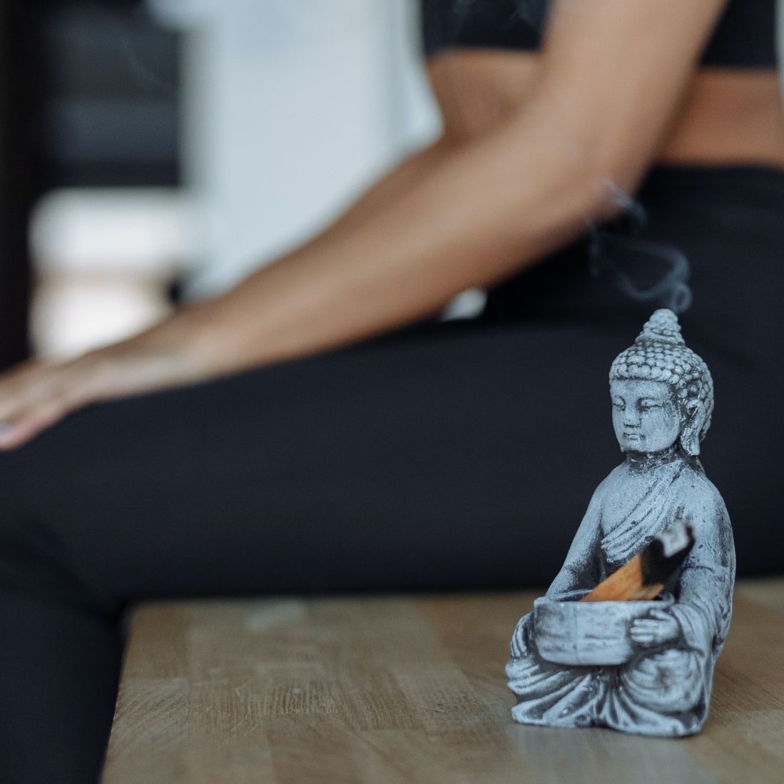 Yogakvinde og buddhafigur
